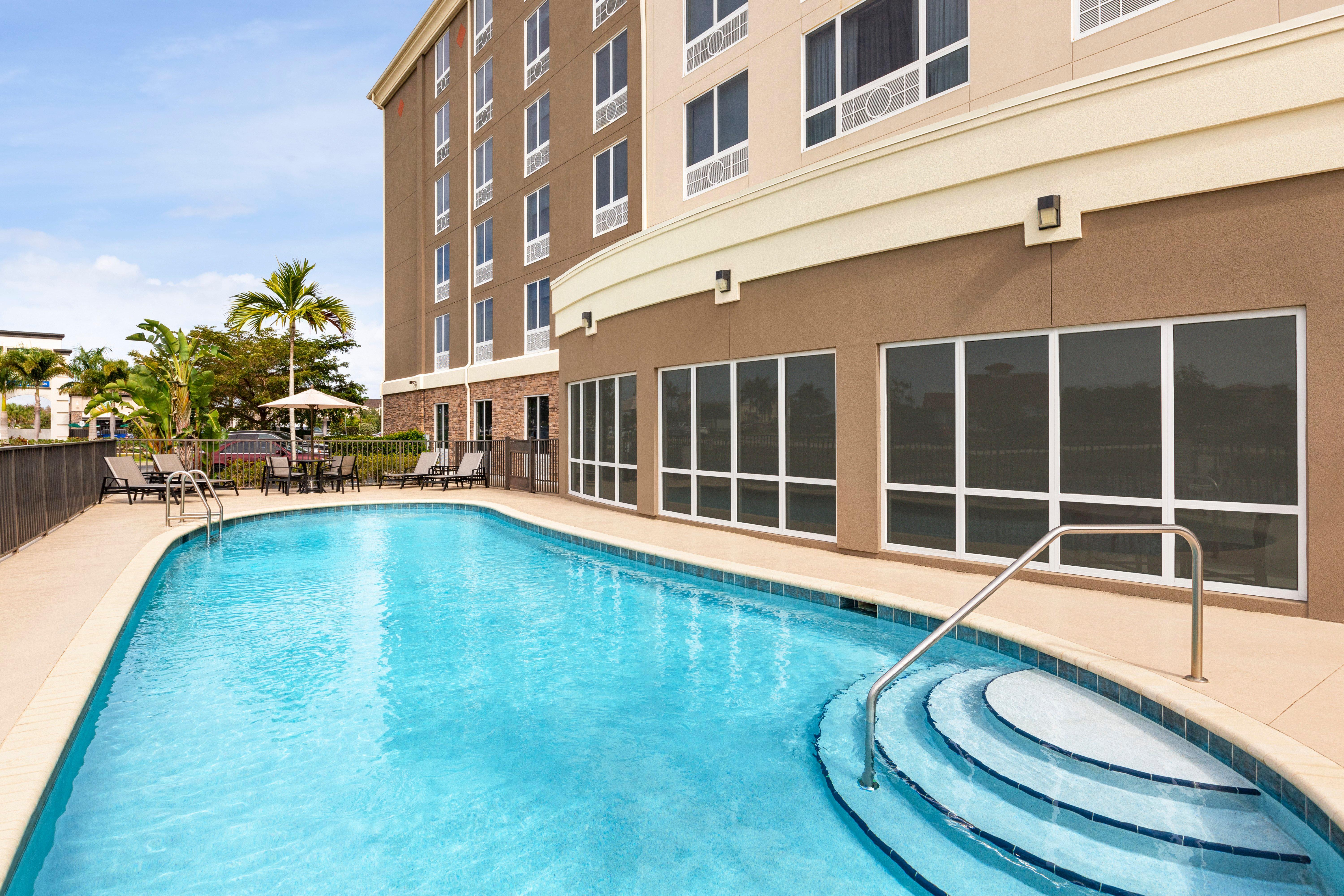 Holiday Inn Express Hotel & Suites Fort Myers East - The Forum, An Ihg Hotel Екстериор снимка