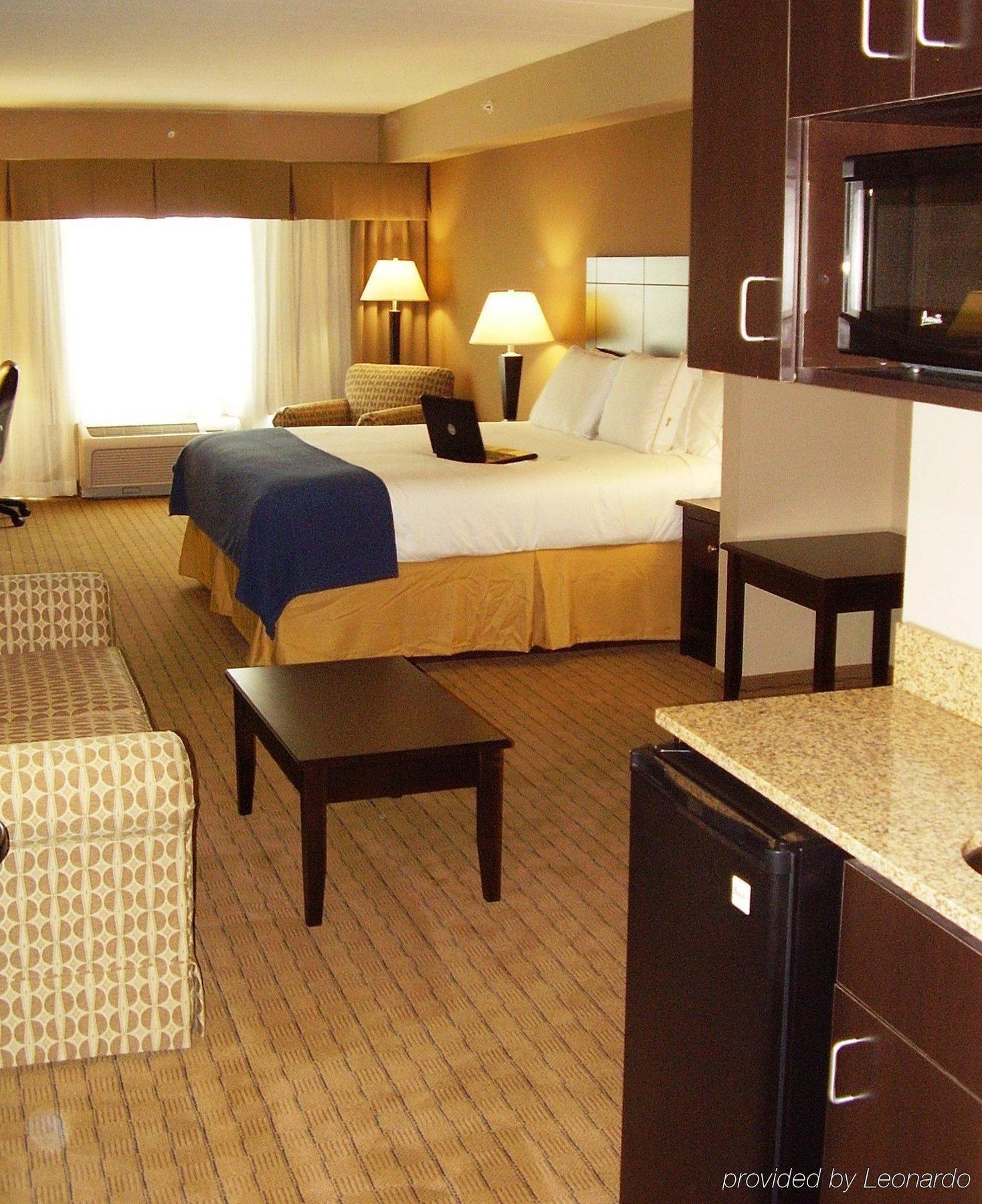 Holiday Inn Express Hotel & Suites Fort Myers East - The Forum, An Ihg Hotel Стая снимка